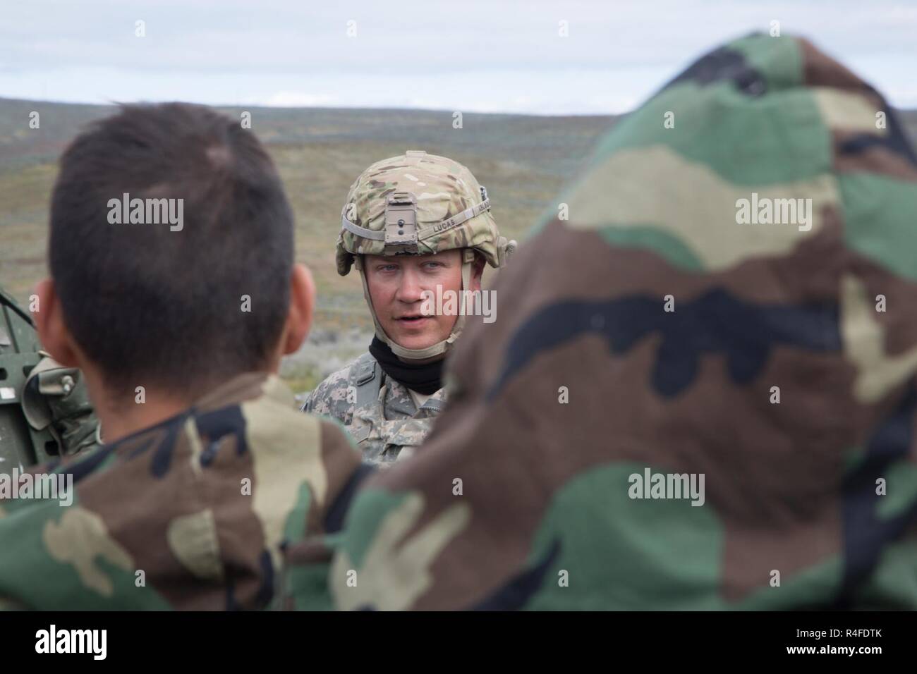 Us-Armee Sgt. 1. Klasse Eric Lucas, 58 chemischen, biologischen, radiologischen und nuklearen (CBRN) Unternehmen, 83rd Bataillon zur Abwehr von ABC-Waffen, 48. Chemische Brigade, beauftragt Soldaten wie ein Stryker gepanzertes Fahrzeug an der Yakima Training Center, Washington, 2. Mai 2017 zu dekontaminieren. Es gibt fünf Stufen in die gründliche Dekontamination, wo Soldaten, ihre Ausrüstung und Fahrzeuge durchlaufen muss, um dekontaminiert werden und gelöscht werden, bevor sie mit ihrer Mission fortsetzen kann. Stockfoto