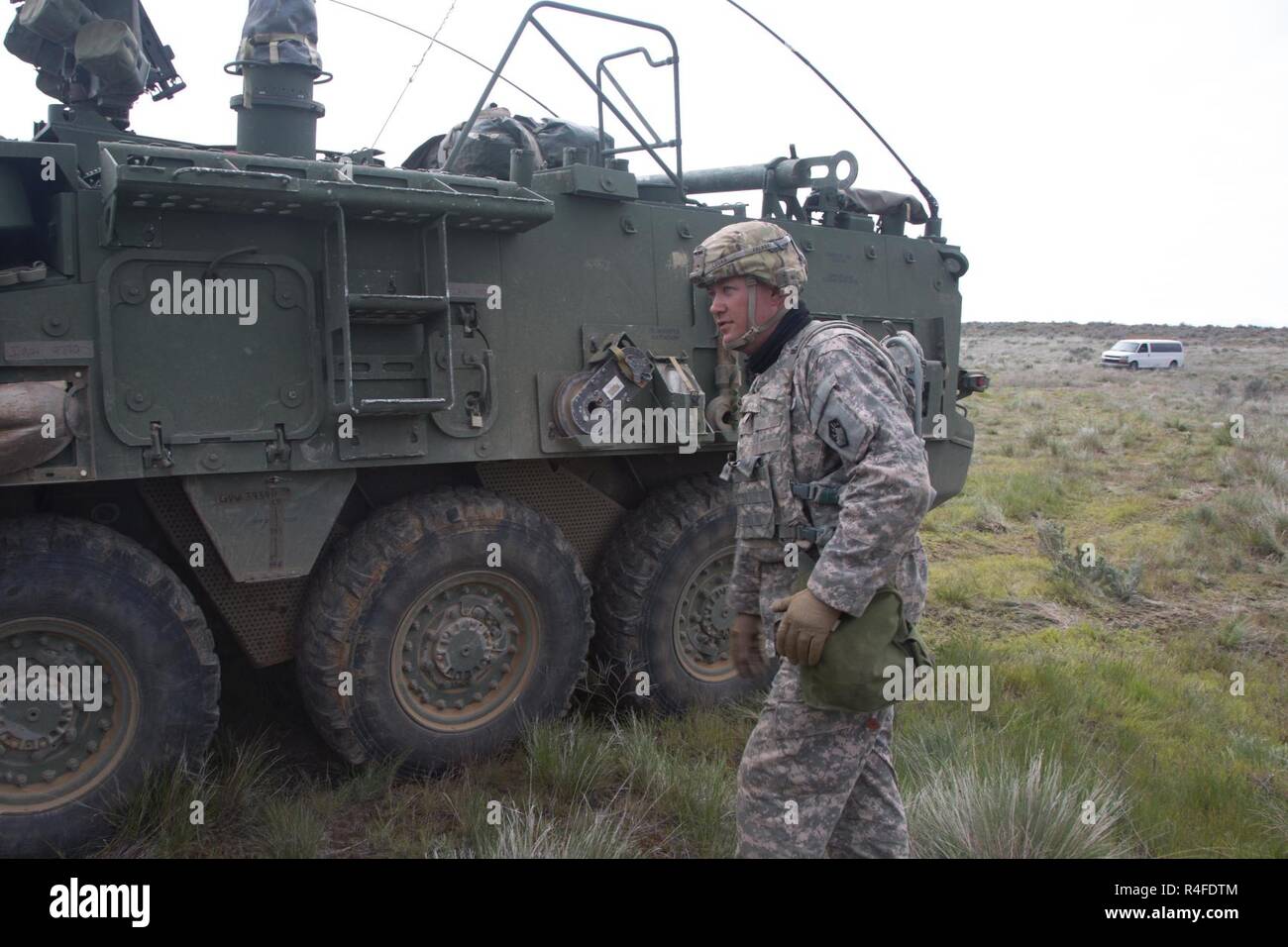 Us-Armee Sgt. 1. Klasse Eric Lucas, 58 chemischen, biologischen, radiologischen und nuklearen (CBRN) Unternehmen, 83rd Bataillon zur Abwehr von ABC-Waffen, 48. Chemische Brigade, beauftragt Soldaten wie ein Stryker gepanzertes Fahrzeug an der Yakima Training Center, Washington, 2. Mai 2017 zu dekontaminieren. Es gibt fünf Stufen in die gründliche Dekontamination, wo Soldaten, ihre Ausrüstung und Fahrzeuge durchlaufen muss, um dekontaminiert werden und gelöscht werden, bevor sie mit ihrer Mission fortsetzen kann. Stockfoto