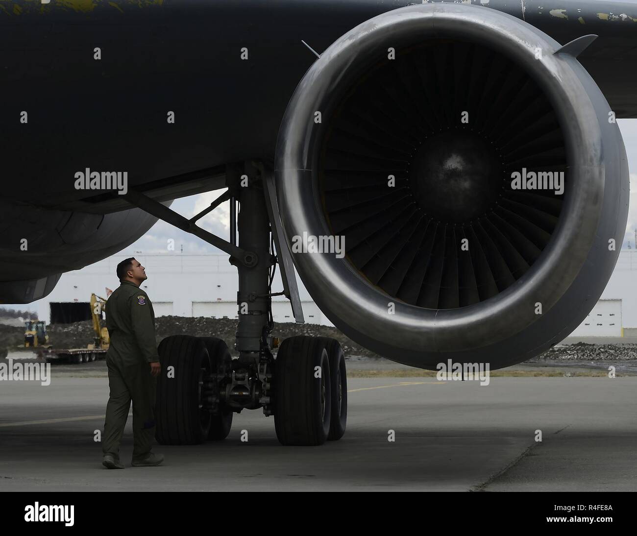 Gemeinsame Basis ELMENDORF - Richardson, Alaska - US Air Force Tech. Sgt. Fernando Chavez, KC-10 Extender Flight Engineer mit der 9 Air Refuelling Squadron gegründet aus Travis Air Force Base, Calif., führt eine Pre-flight Inspection vor dem Start von der Ted Stevens Anchorage International Airport, 4. Mai 2017, Übung nördlichen Rand 2017 zu unterstützen. NE 17 ist Alaska's Premier gemeinsame Ausbildung Übung darauf ausgerichtet, den Betrieb, Techniken und Verfahren sowie zur Praxis wie Interoperabilität zwischen den Diensten zu verbessern. Stockfoto