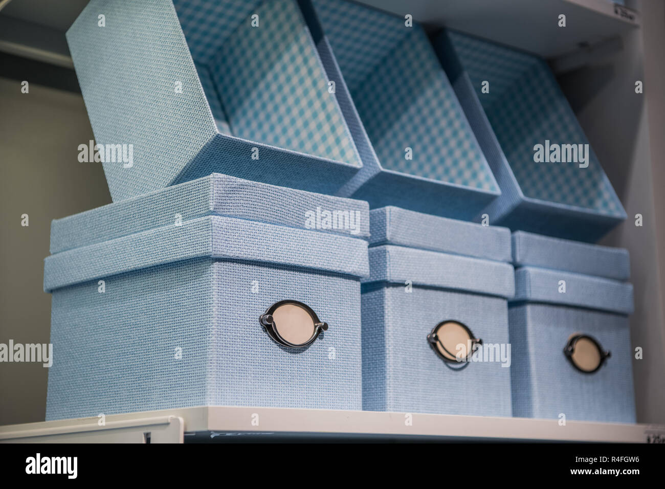 Fancy Blau textil Geschenk Box auf einem Regal Stockfoto