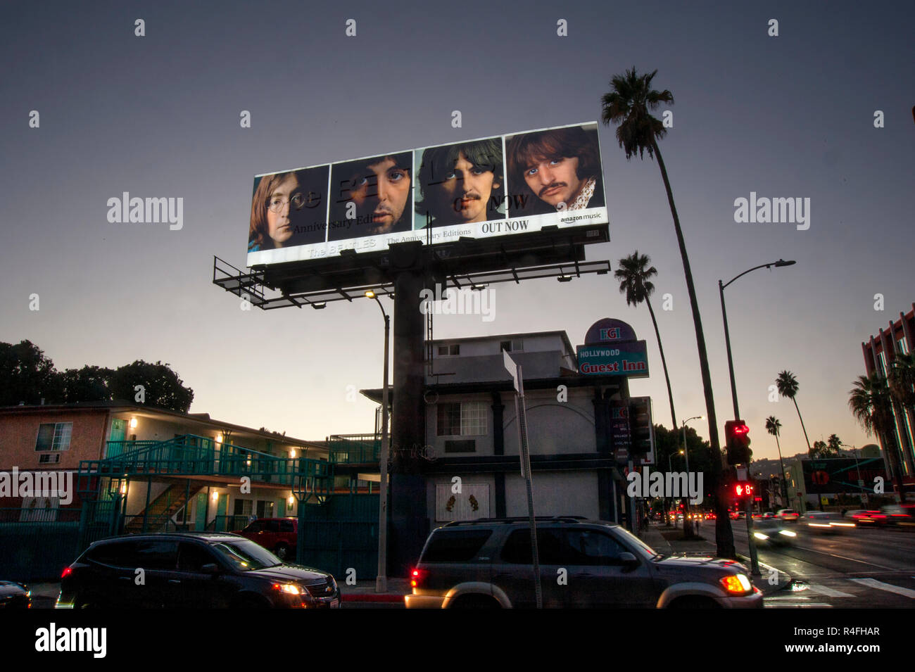 Beatles Anschlagtafel für re-release des Weißen Album Hintergrundbeleuchtung bei Nacht über den Sunset Blvd. in Hollywood, CA Stockfoto