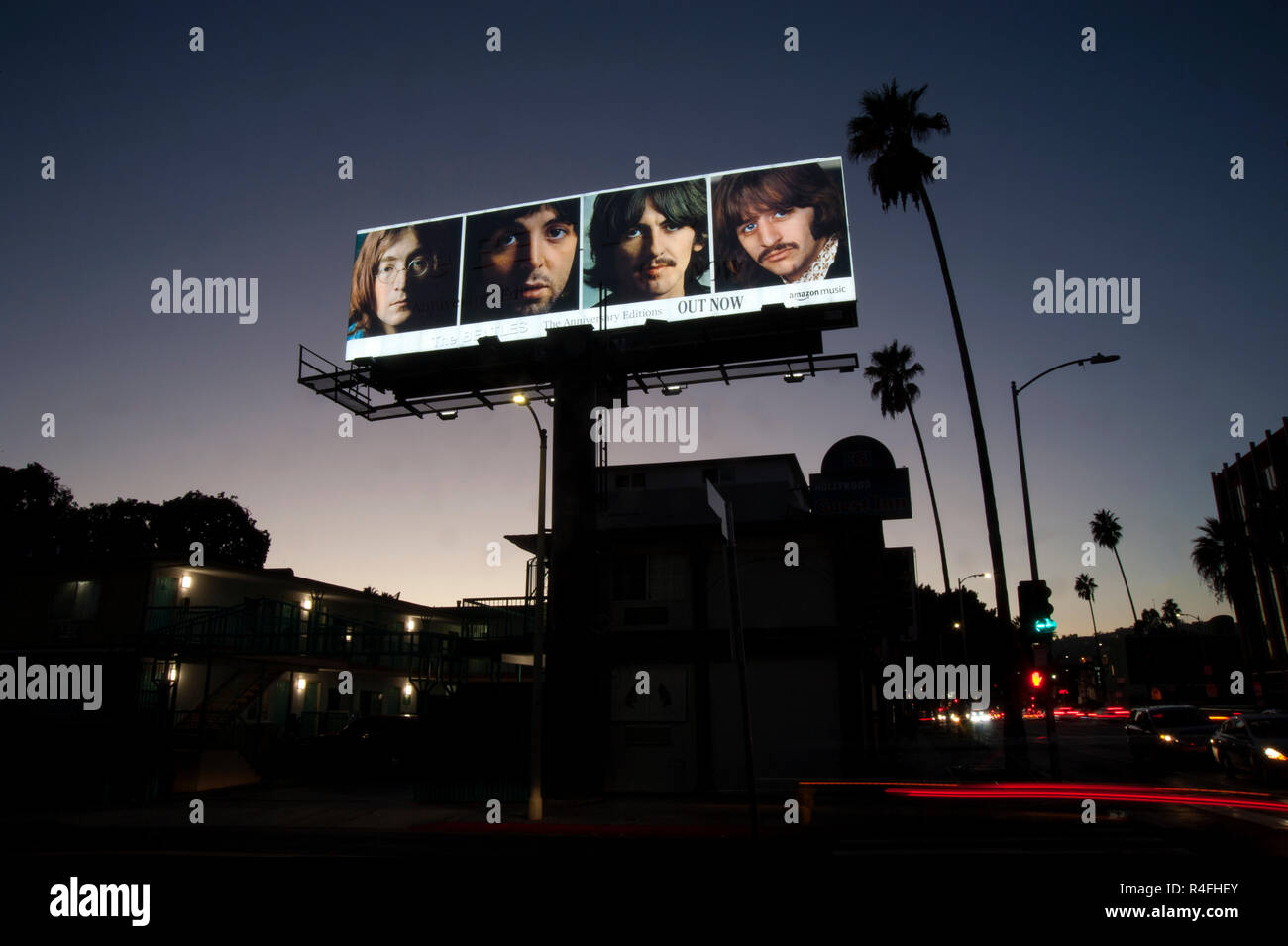 Beatles Anschlagtafel für re-release des Weißen Album über den Sunset Blvd. in der Dämmerung in Hollywood, CA Stockfoto