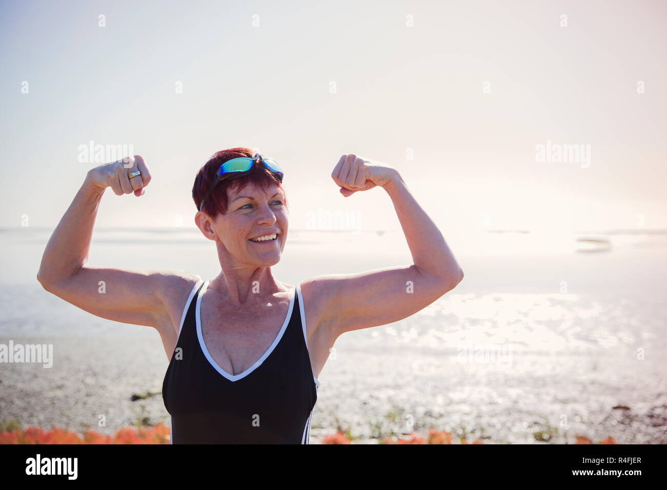 Ältere Frau, die Ihre Muskeln angezeigt Stockfoto