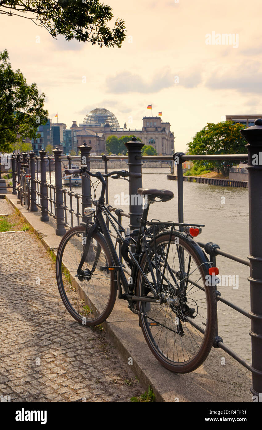 Fahrrad auf der Spree und Reichstag Regierung; im Hintergrund in warmes  Abendlicht, Berlin Hauptstadt der Bundesrepublik Deutschland, Europa, Kopie  Raum Stockfotografie - Alamy