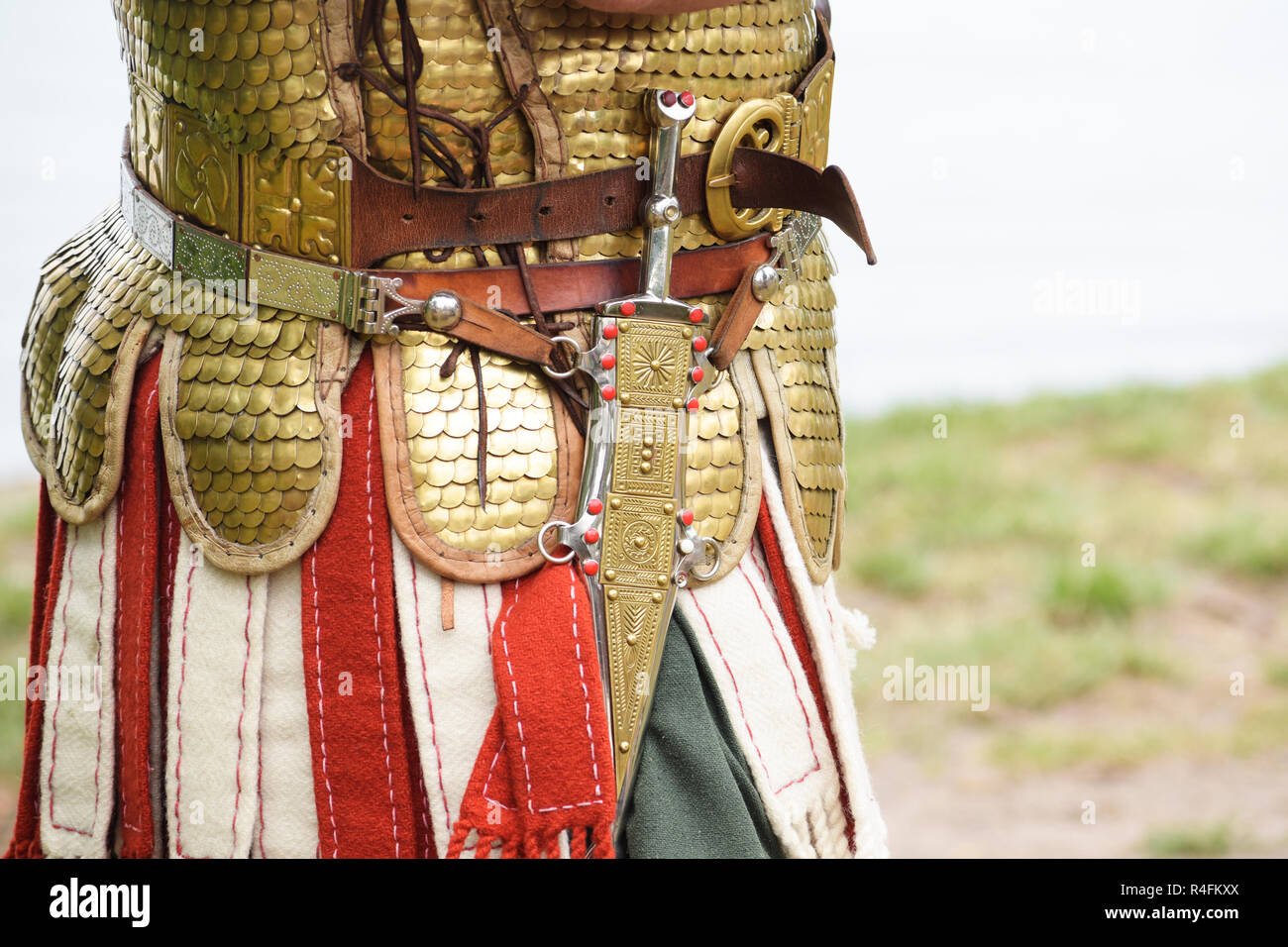 Detail eines antiken römischen Soldaten, Legionär oder Hauptmann Tragen eines Lorica Squamata Rüstung und ein Dolch an einem historischen Festival, kopieren Raum Stockfoto