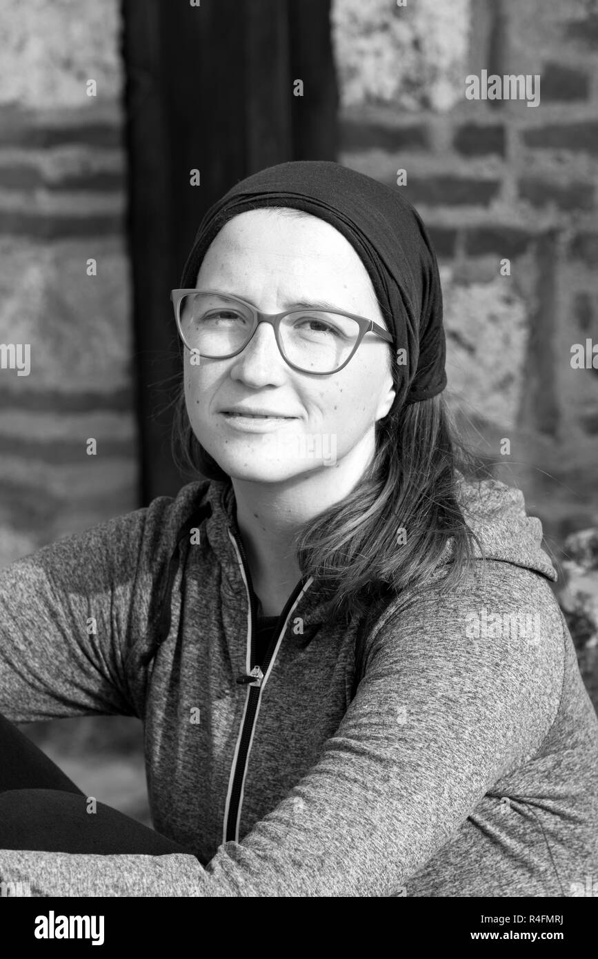 Portrait von Frau mit Kopftuch Stockfoto