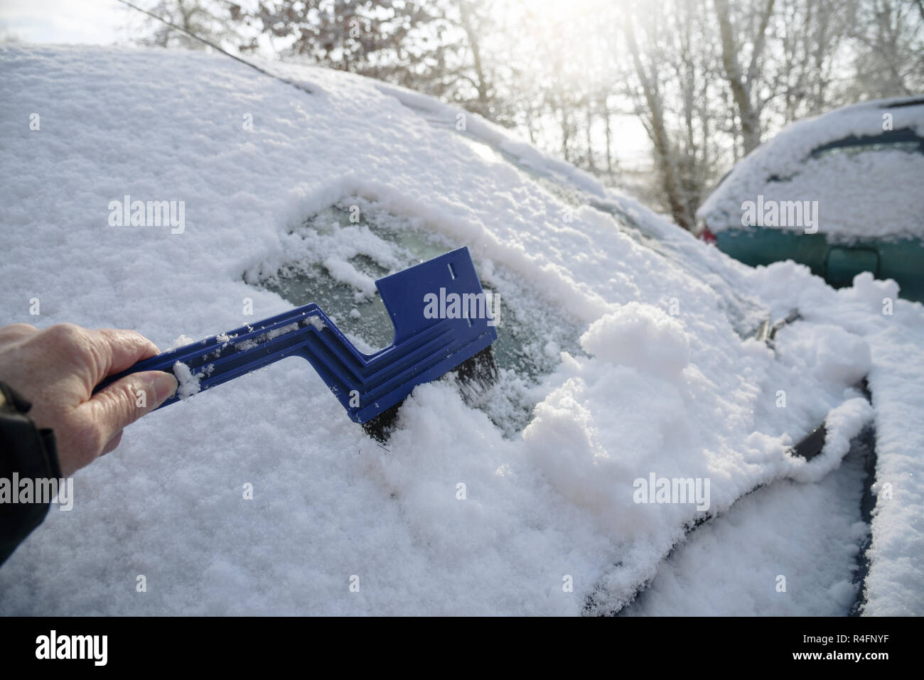 Schnee auf der windschutzscheibe -Fotos und -Bildmaterial in hoher  Auflösung – Alamy