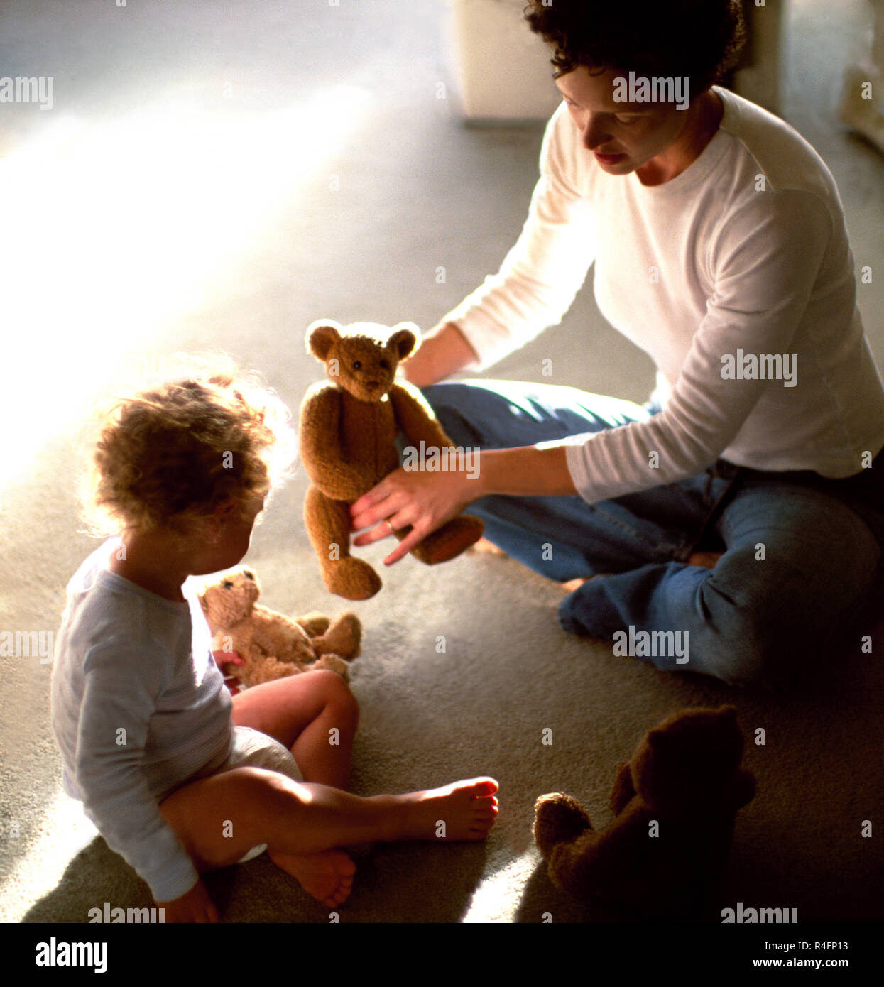 Mutter und Sohn spielen mit Teddybären Stockfoto