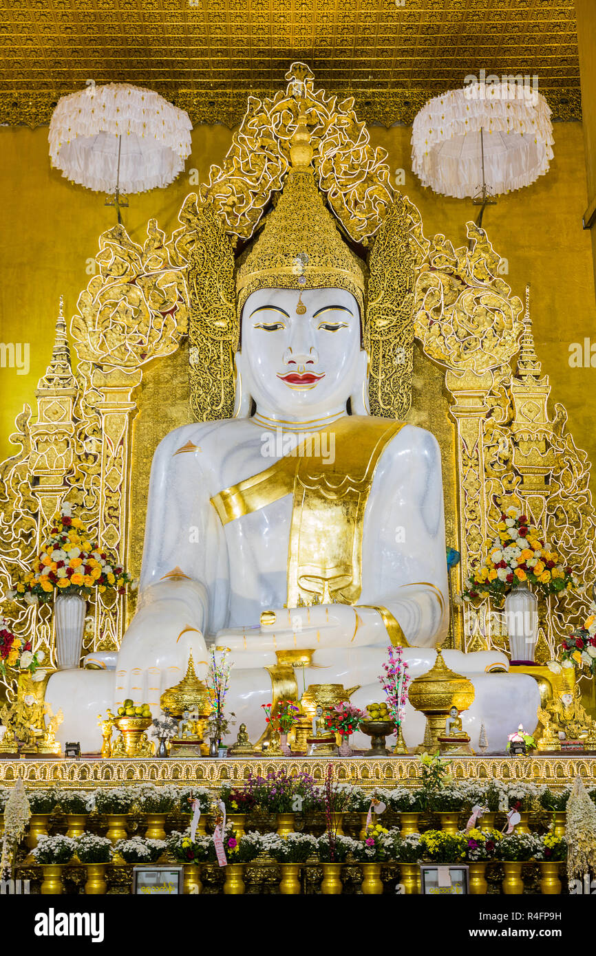 Buddah Statue der Kyauk Taw Gyi Phayar Tempel Mandalay City Myanmar (Birma) Stockfoto