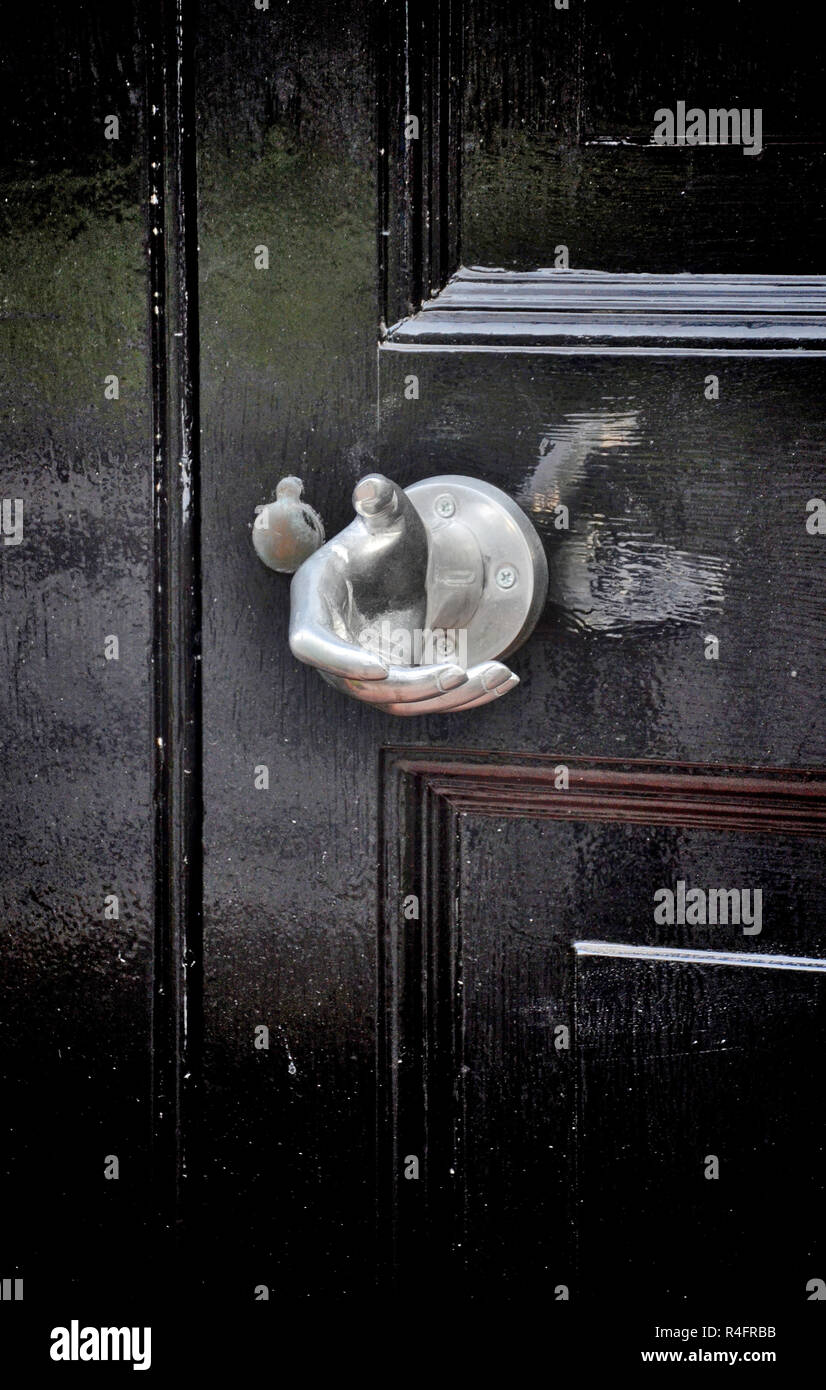 Ungewöhnliche Metall-türgriff als Handshake geprägt. Stockfoto