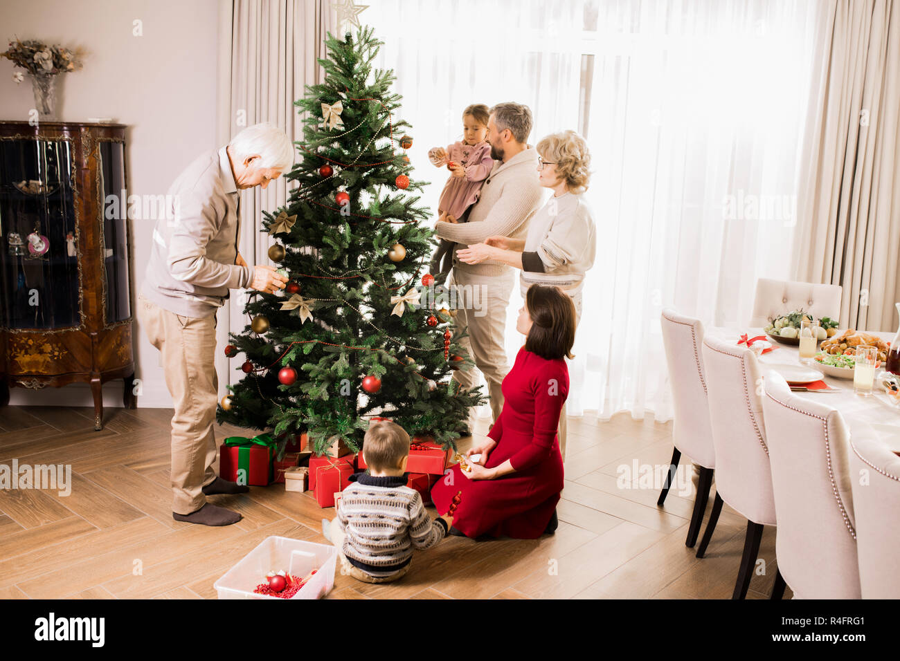 Große Familie schmücken Weihnachtsbaum zu Hause Stockfoto