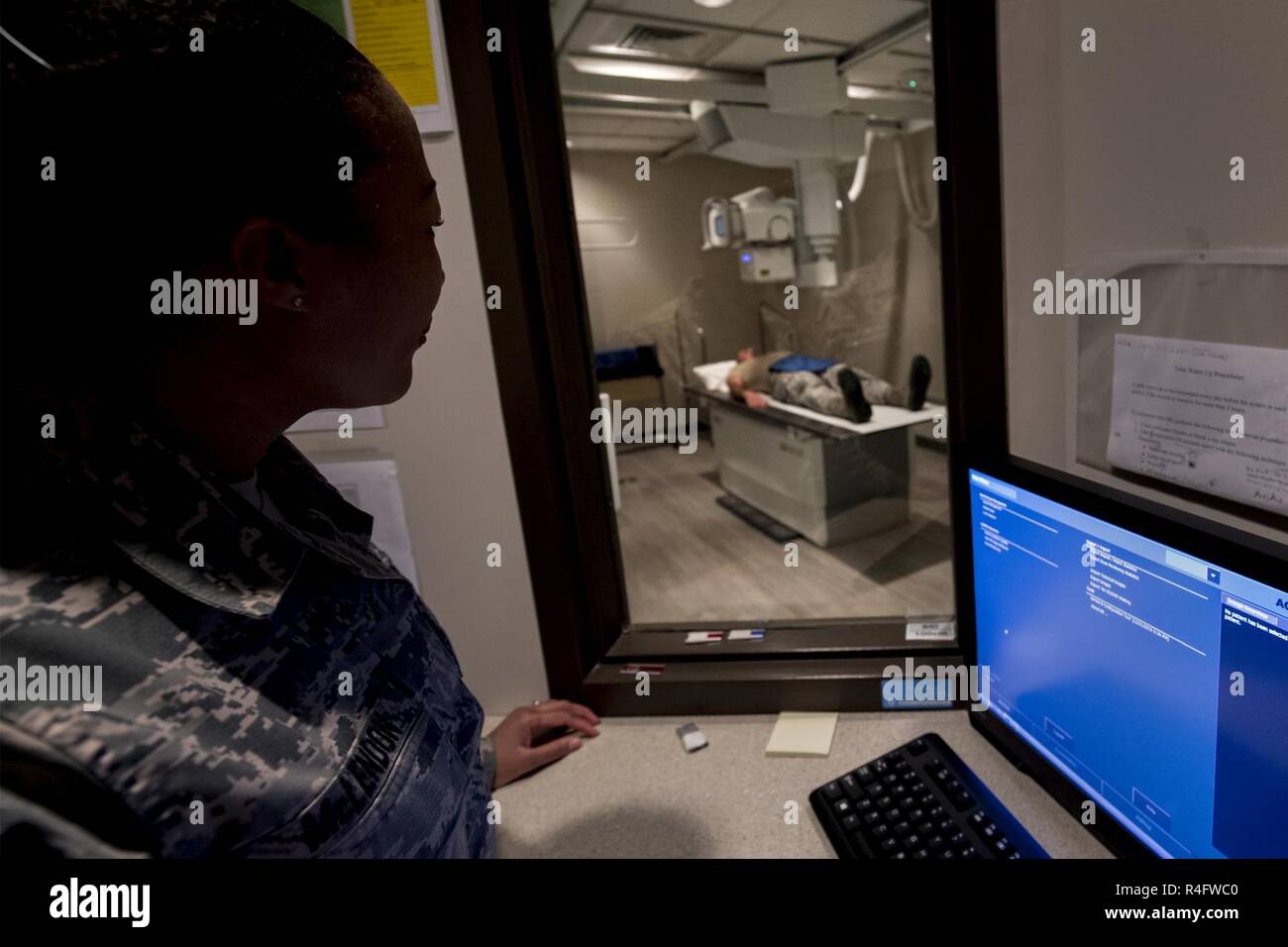 Master Sgt. Tracey McLendon, 23 d Medical Support Squadron Flug chief für diagnostische Bildgebung, führt eine X-ray auf älteren Flieger Jeffrey Nelligan, 355 medizinische Unterstützung Squadron Diagnose vorstellen, Technologen, Oktober 24, 2016, bei Moody Air Force Base, Ga. Neue Technologien für Moody's X-rays erlaubt haben, schneller verarbeitet und gesehen werden. Stockfoto