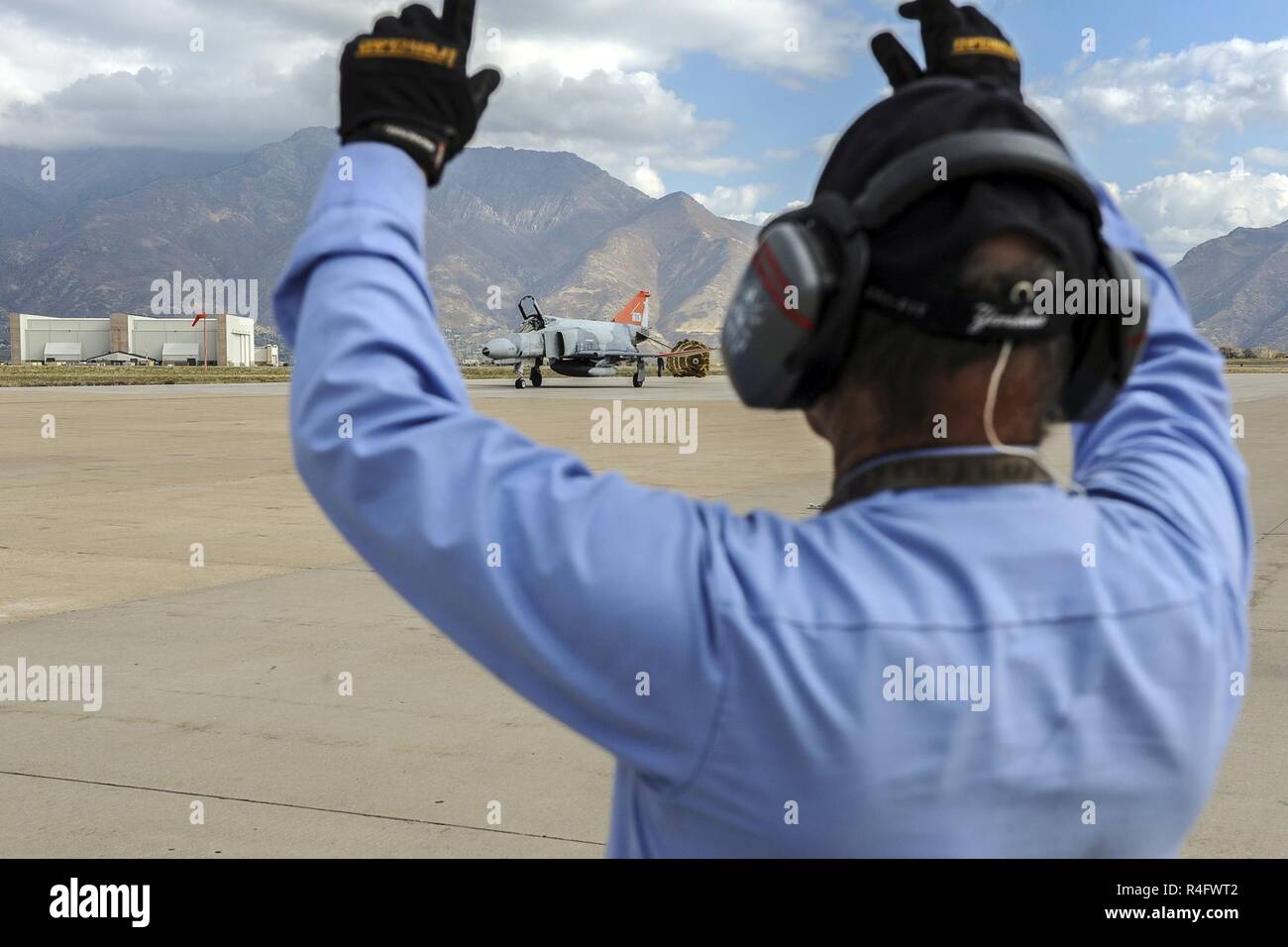 Terry Spalding, 75th Operations Support Squadron, Marshals QF-4 Aerial Target Flugzeuge von Oberstleutnant Ron König, 82nd Antenne Ziele Squadron, Distanz 1 Commander, Holloman Air Force Base, New Jersey, an der Hill Air Force Base, Okt. 25. Stockfoto