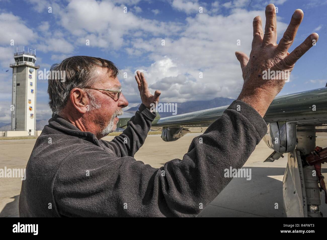 Dan Patterson, ein pensionierter Luftwaffe Master Sergeant und aktuellen F-16 Flugzeuge Blech Mechaniker mit dem Ogden Air Logistics Komplexe, ergeht sich über die Tage, die er auf F-4 Phantom II Flugzeuge gearbeitet, beginnend im Alter von 19 Jahren. Patterson gesehen zwei QF-4s bei Hill Force Base, Okt. 25, während einer Veranstaltung feiern die letzten Tage der operativen F-4s in der US Air Force. Der Fall - als "Phlight Phinal Phantom' - empfohlene vorbeiflügen, ein Mittagessen angekündigt, und Static Display. Stockfoto