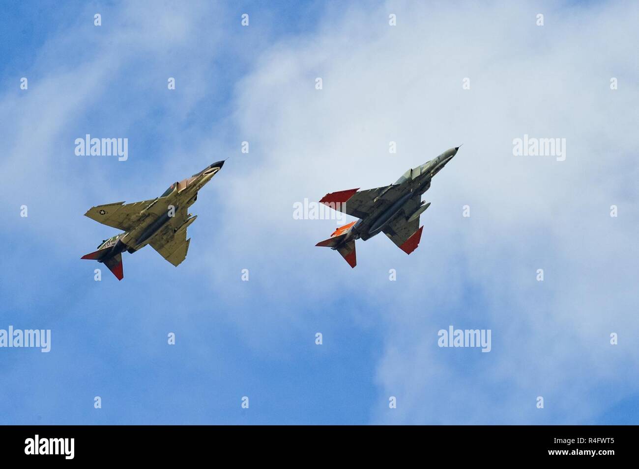 QF-4 Aerial Target Flugzeuge von Jim Harkins pilotiert, Links, und Oberstleutnant Ron König, beide vom 82. Antenne Ziele Squadron, Abteilung 1, Holloman Air Force Base, New Mexiko, ein vorbeiflug Okt. 25 führen Sie bei Hill Air Force Base. Stockfoto