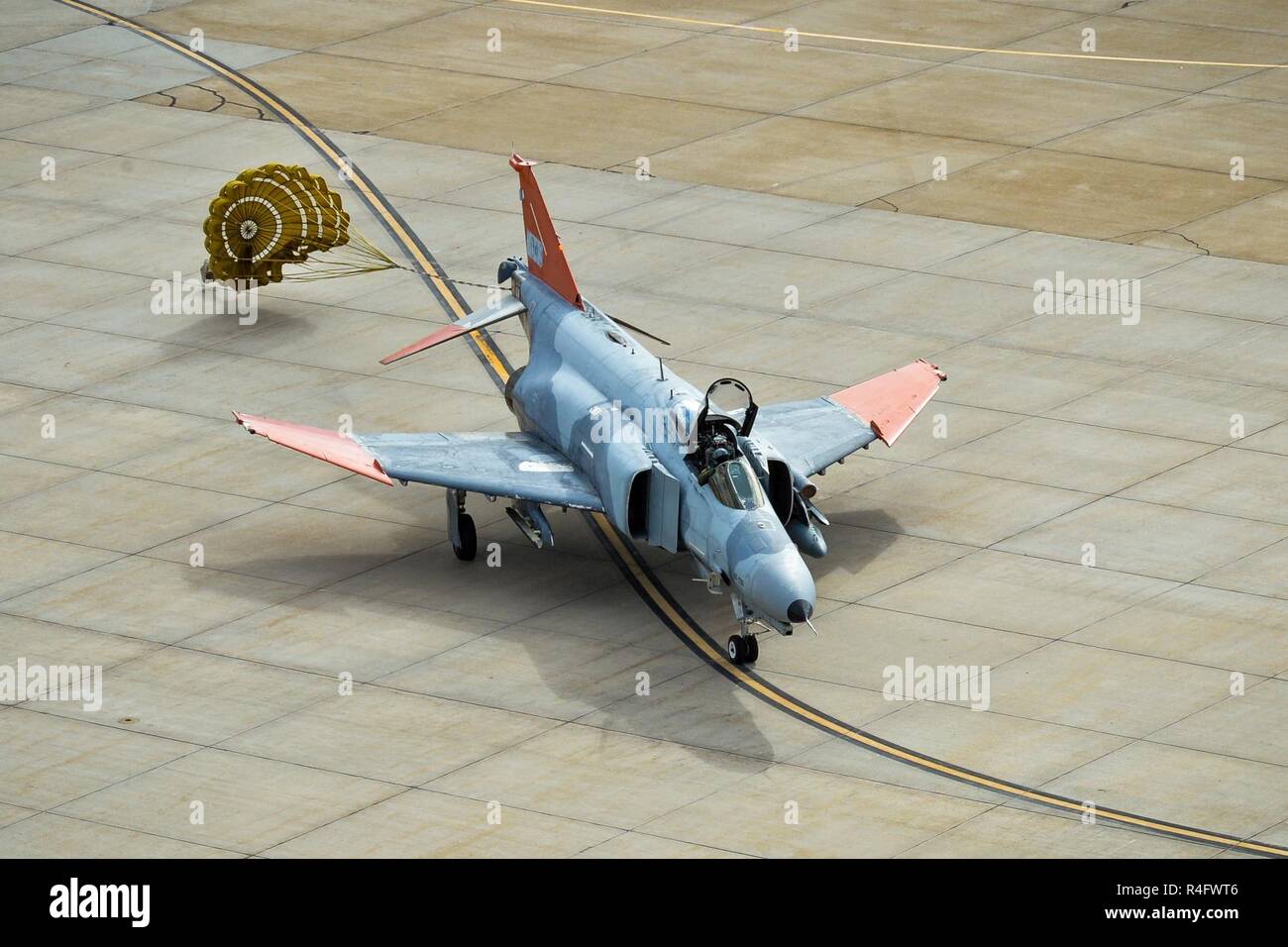 QF-4 Aerial Target Flugzeuge in bemannten Konfiguration, pilotiert von Oberstleutnant Ron König, 82nd Antenne Ziele Squadron, Distanz 1 Commander, Holloman Air Force Base, New Mexico, Taxis nach der Landung am Hill Air Force Base, Okt. 25. Stockfoto