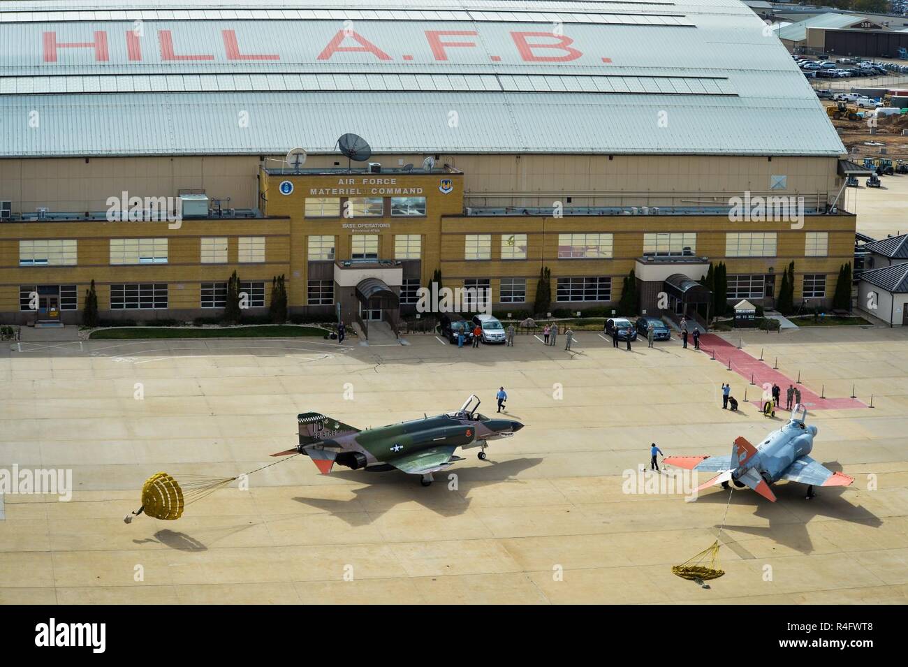 QF-4 Aerial Target Flugzeuge in bemannten Konfiguration, von Jim Harkins pilotiert, Links, und Oberstleutnant Ron König, beide Piloten aus dem 82. Antenne Ziele Squadron, Abteilung 1, Holloman Air Force Base, New York, Ankunft in Hill Air Force Base, Okt. 25. Stockfoto