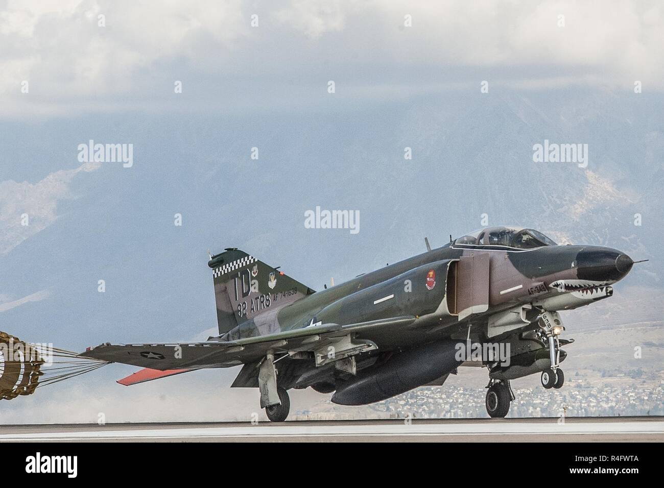 QF-4 Aerial Target Flugzeuge in bemannten Konfiguration, von Jim Harkins vorgesteuert, 82nd Antenne Ziele Squadron, Abteilung 1, kommt an Hill Air Force Base, Okt. 25. Stockfoto