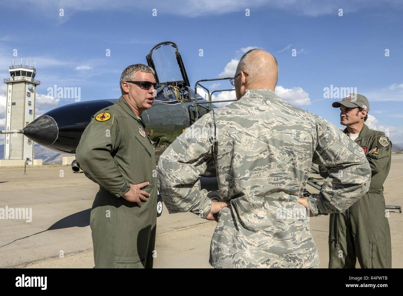 Oberstleutnant Ron König, Links, und Jim Harkins, beide Piloten aus dem 82. Antenne Ziele Squadron, Abteilung 1, Holloman Air Force Base, New Mexico, Gespräch mit Oberst Dana Pelletier, 75. Mission Support Group Commander, während eines QF-4 Aerial Target Flugzeuge Static Display bei Hill AFB, Okt. 25. Stockfoto