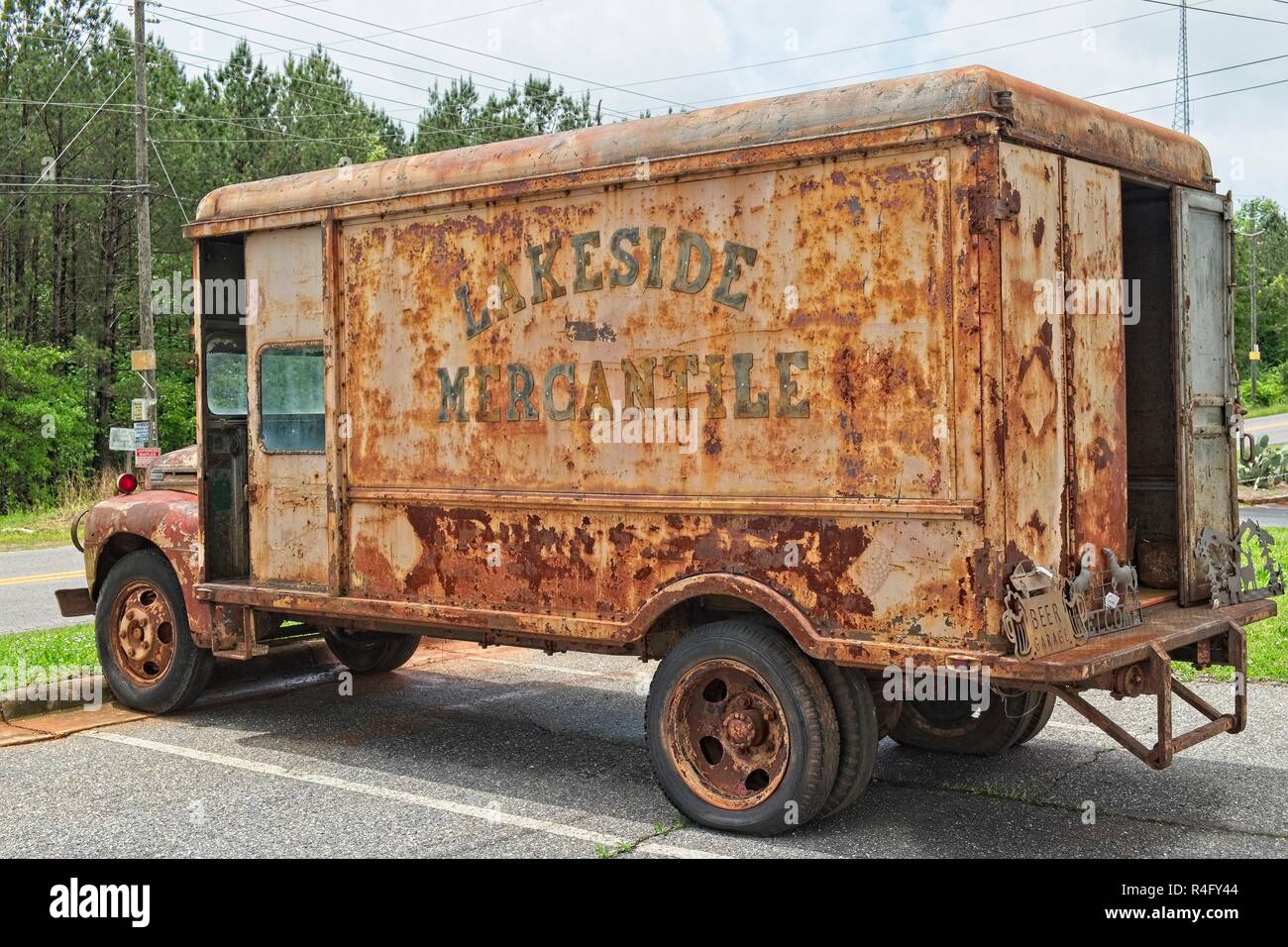 Alten rostigen Oldtimer Ford Lieferwagen für Marketing und Werbung für Lakeside Mercantile in Dadeville Alabama, USA verwendet. Stockfoto