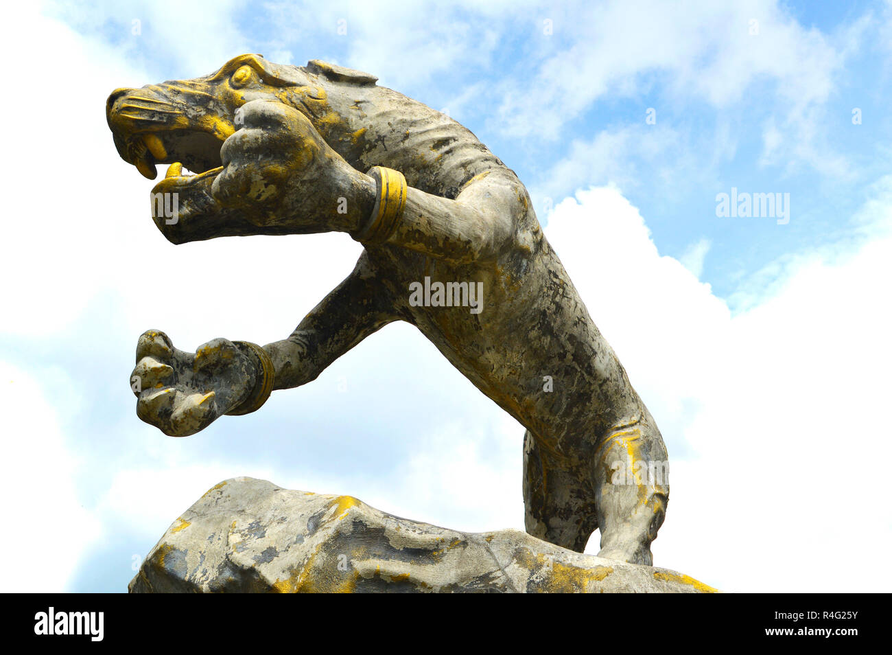 Statue von Tiger / Bekämpfung von Golden Tiger Statue auf dem Rock Hill im Garten Park Stockfoto