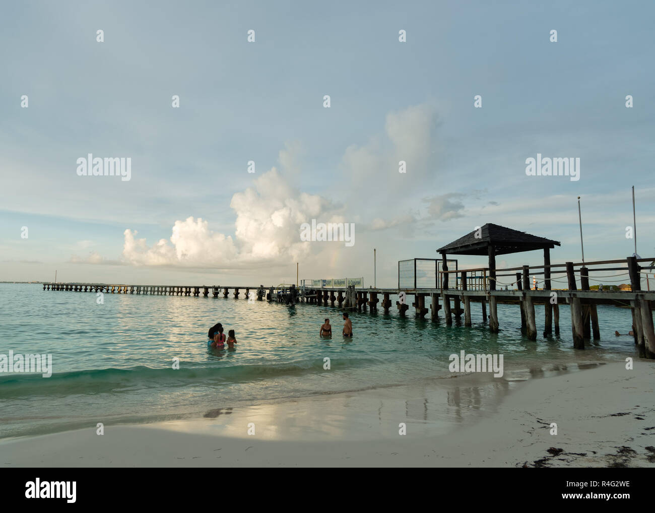 Tropical Beach und hölzerne Seebrücke, Playa Caracol, Boulevard Kukulcan, Zona Hotelera, Cancun, Mexiko, im September 8, 2018 Stockfoto