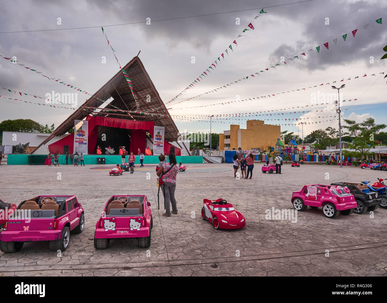 Kinder Auto Karussell auf dem Platz, El Parque de Las Palapas, Cancún, Mexiko, im September 8, 2018 8, 2018 Stockfoto