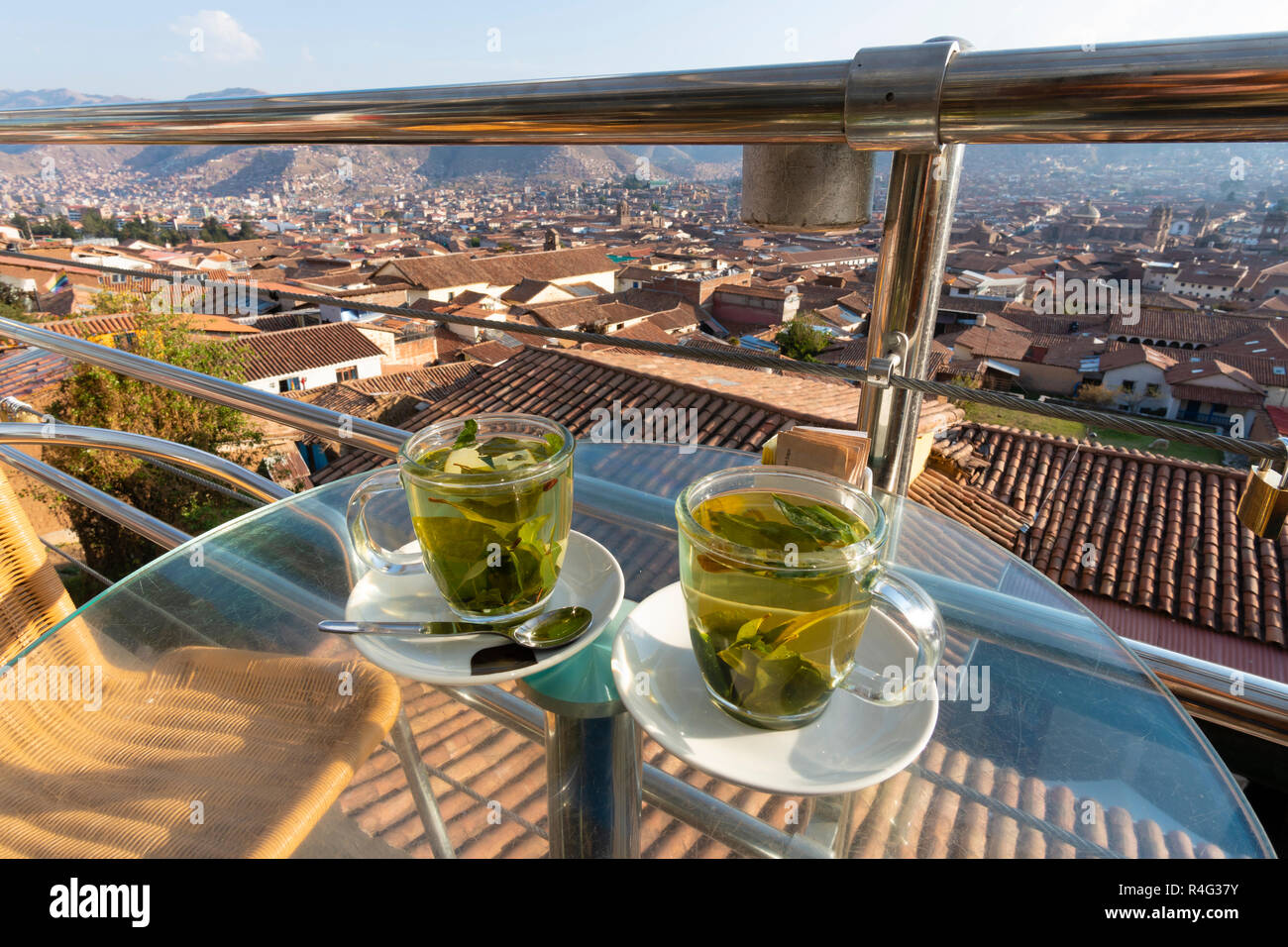 Genießen Tassen Coca Tee mit Blick auf die Stadt Cusco in Peru Stockfoto