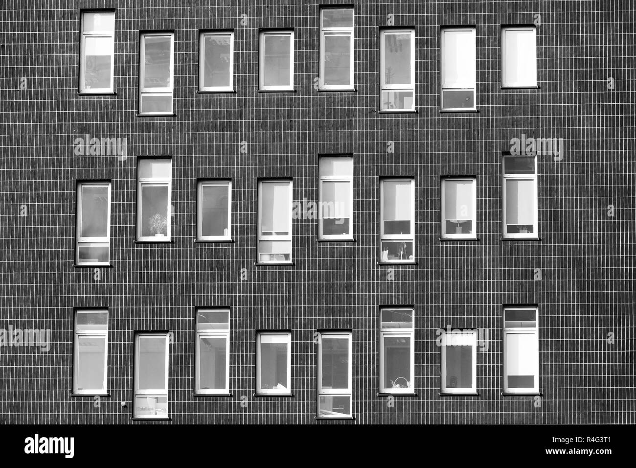Unregelmäßig angeordneten Fenster in die Fassade des Gebäudes Stockfoto