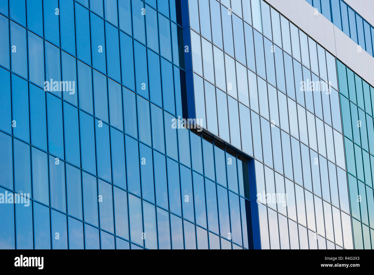 Bürogebäude - Erhöhung von Stahl und Glas Stockfoto