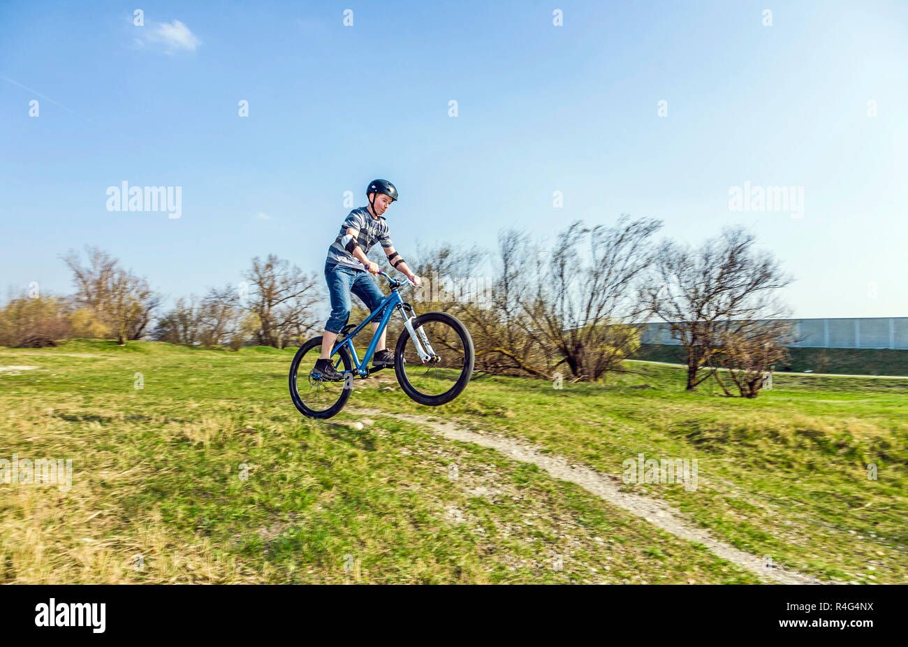 Teenager Racing mit seinem Dirt Bike Stockfoto