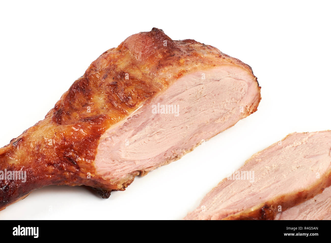 Truthahn Bein und geschnittenes Putenfleisch auf weißem Hintergrund. Stockfoto