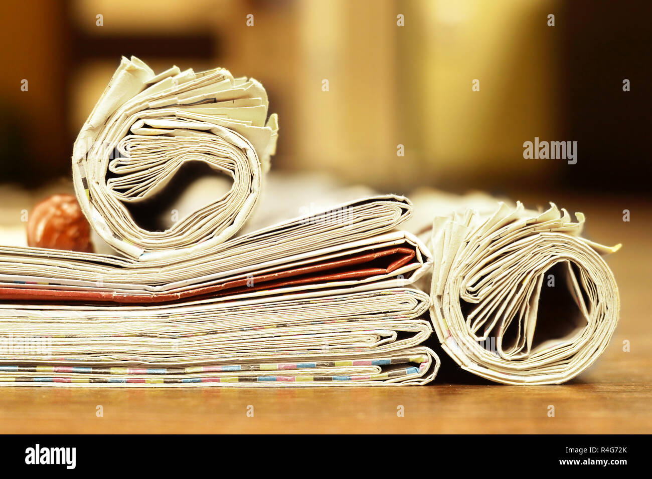Zeitungen und Zeitschriften gefaltet und gerollt und in Haufen gestapelt, tabloid Zeitschriften mit Nachrichten und geschäftliche Informationen und Daten, Vintage Style, Seitenansicht Stockfoto