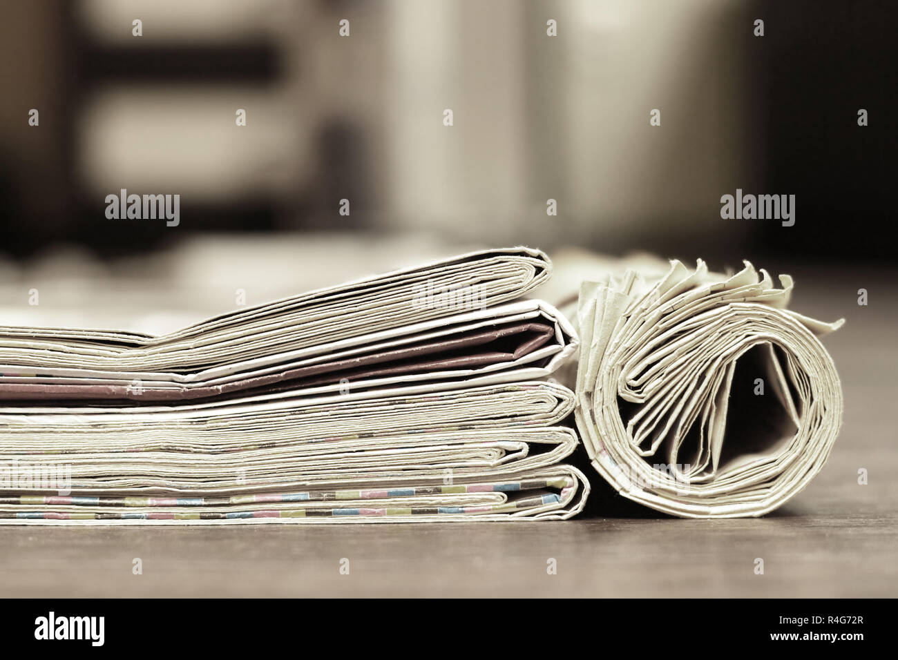 Zeitungen und Zeitschriften gefaltet und gerollt und in Haufen gestapelt, tabloid Zeitschriften mit Nachrichten und geschäftliche Informationen und Daten, Vintage Style, Seitenansicht Stockfoto