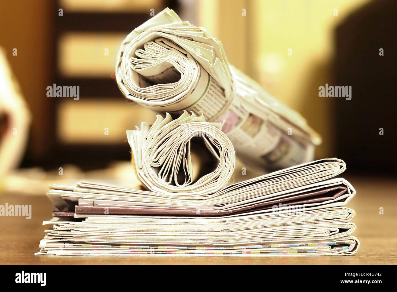 Zeitungen und Zeitschriften gefaltet und gerollt und in Haufen gestapelt, tabloid Zeitschriften mit Nachrichten und geschäftliche Informationen und Daten, Vintage Style, Seitenansicht Stockfoto
