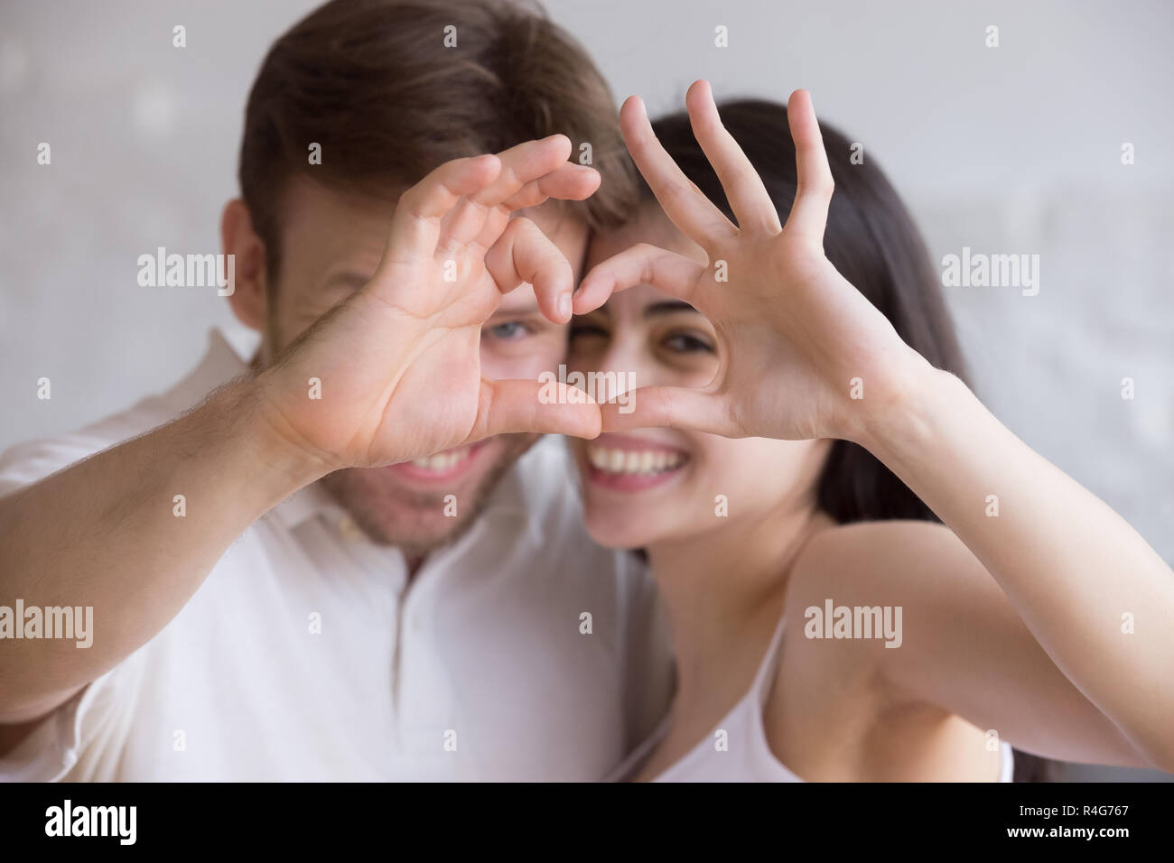 Kopf geschossen Portrait von liebevollen glückliches Paar, Herz Stockfoto