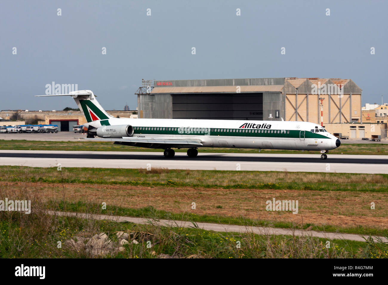 Alitalia McDonnell Douglas MD-82 (DC--9-82) Landebahn 14. Stockfoto