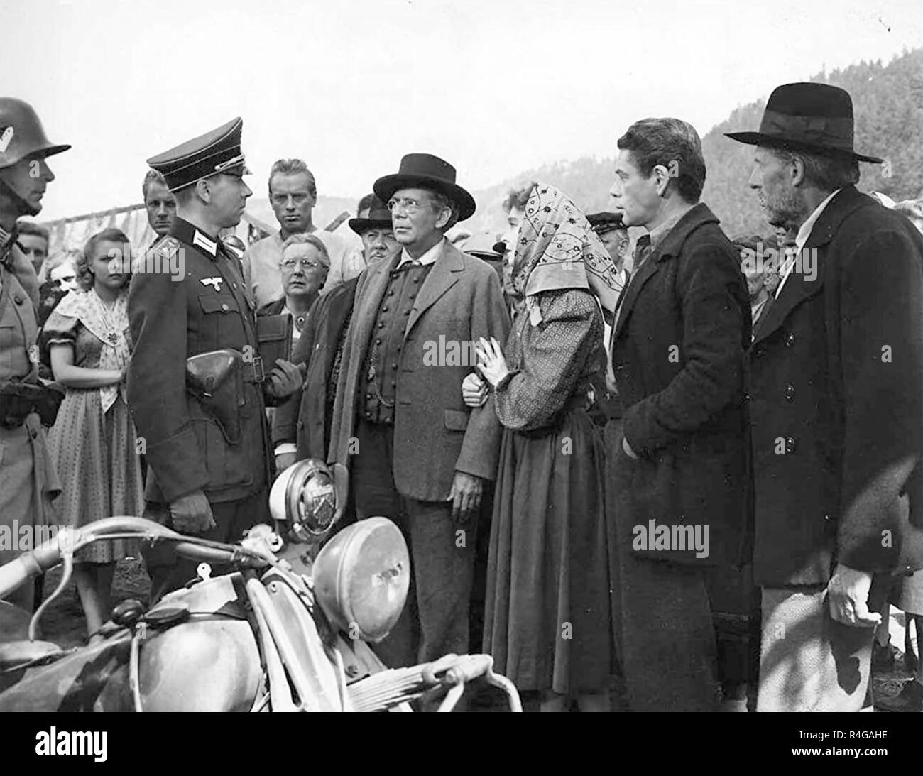 Bestellungen zu töten British Lion Film 1958 mit Leslie Französisch (Zentrum in hat) mit Lillian Gish hielt seinen Arm Stockfoto
