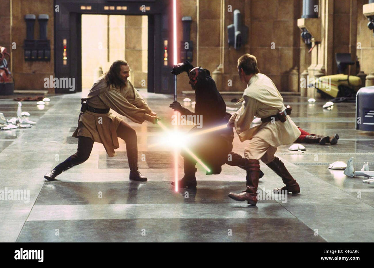 STAR WARS: Episode 1 - DIE DUNKLE BEDROHUNG 1999 Lucasfilm Produktion mit Von links: Liam Neeson, Ray Park, Ewan McGregor Stockfoto