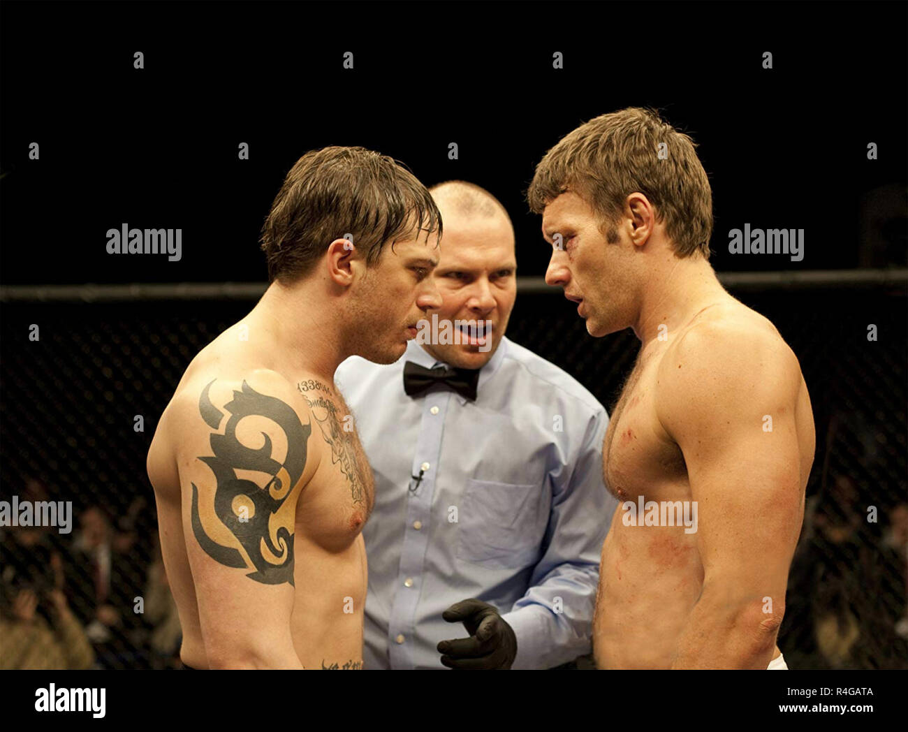 Krieger 2011 Lionsgate Films mit Von links: Joel Edgerton, Josh Rosenthal (Schiedsrichter) und Tom Hardy Stockfoto