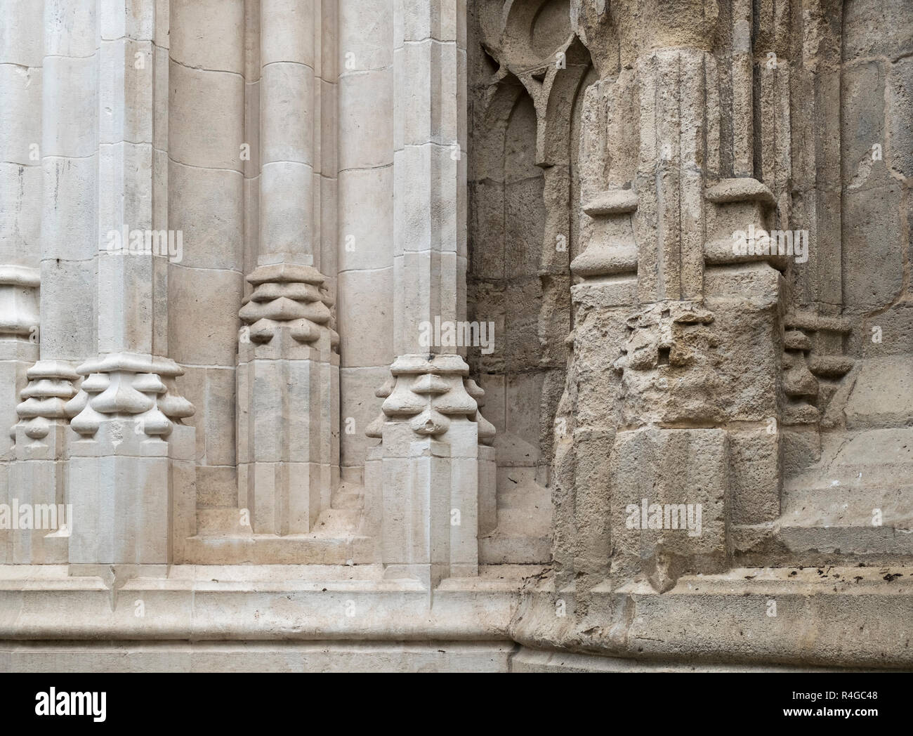 Beispiele für Restaurierungsarbeiten abgeschlossen (links dargestellt) auf der Außenseite der Kathedrale von Sevilla, Sevilla, Andalusien, Spanien Stockfoto