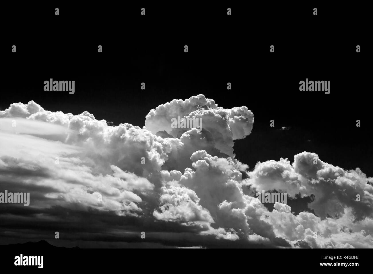 ID 00700-00 ... IDAHO - Gewitterwolken bilden über das Swan Valley und die Teton Range. Stockfoto