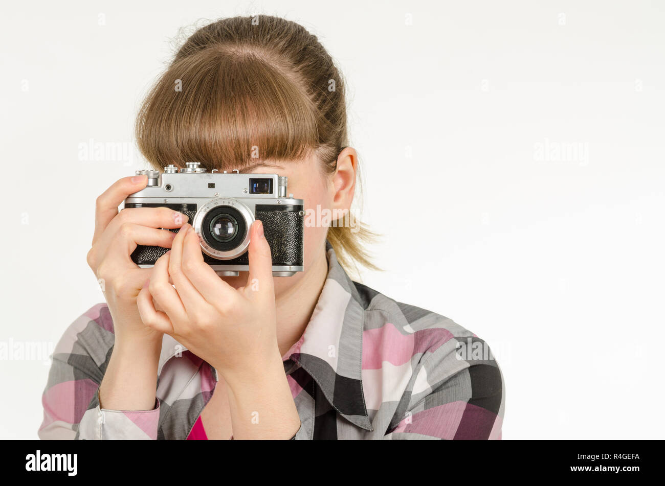 Die Mädchen-Fotografen fotografieren die alte Filmkamera Stockfoto