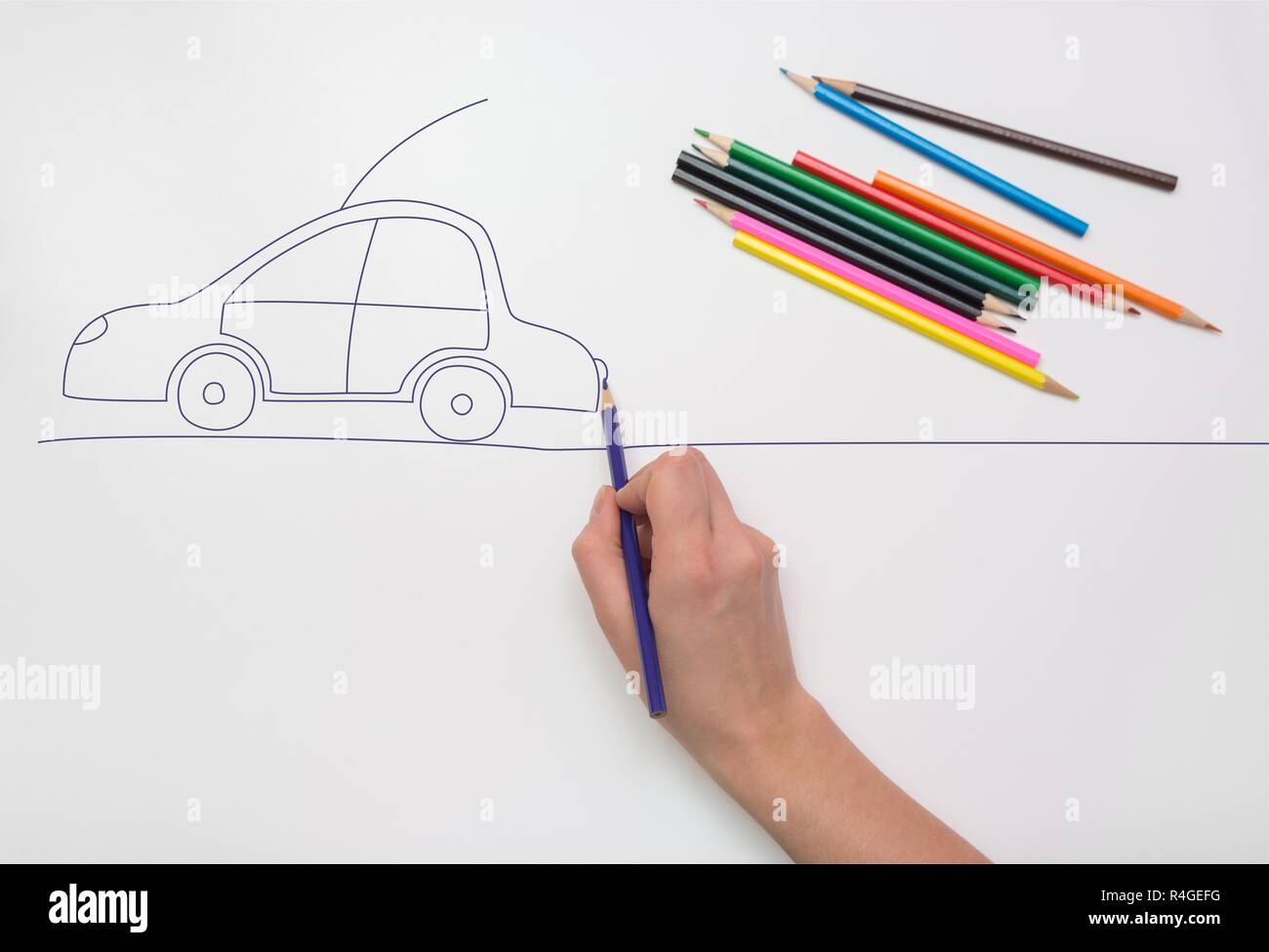Hand bemalt Auto auf der Straße mit Buntstiften Stockfoto