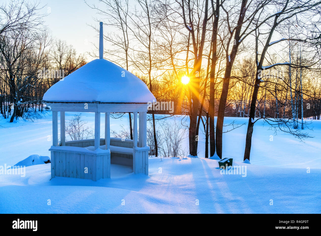 Bunte winter Sonnenuntergang in einem Park Stockfoto