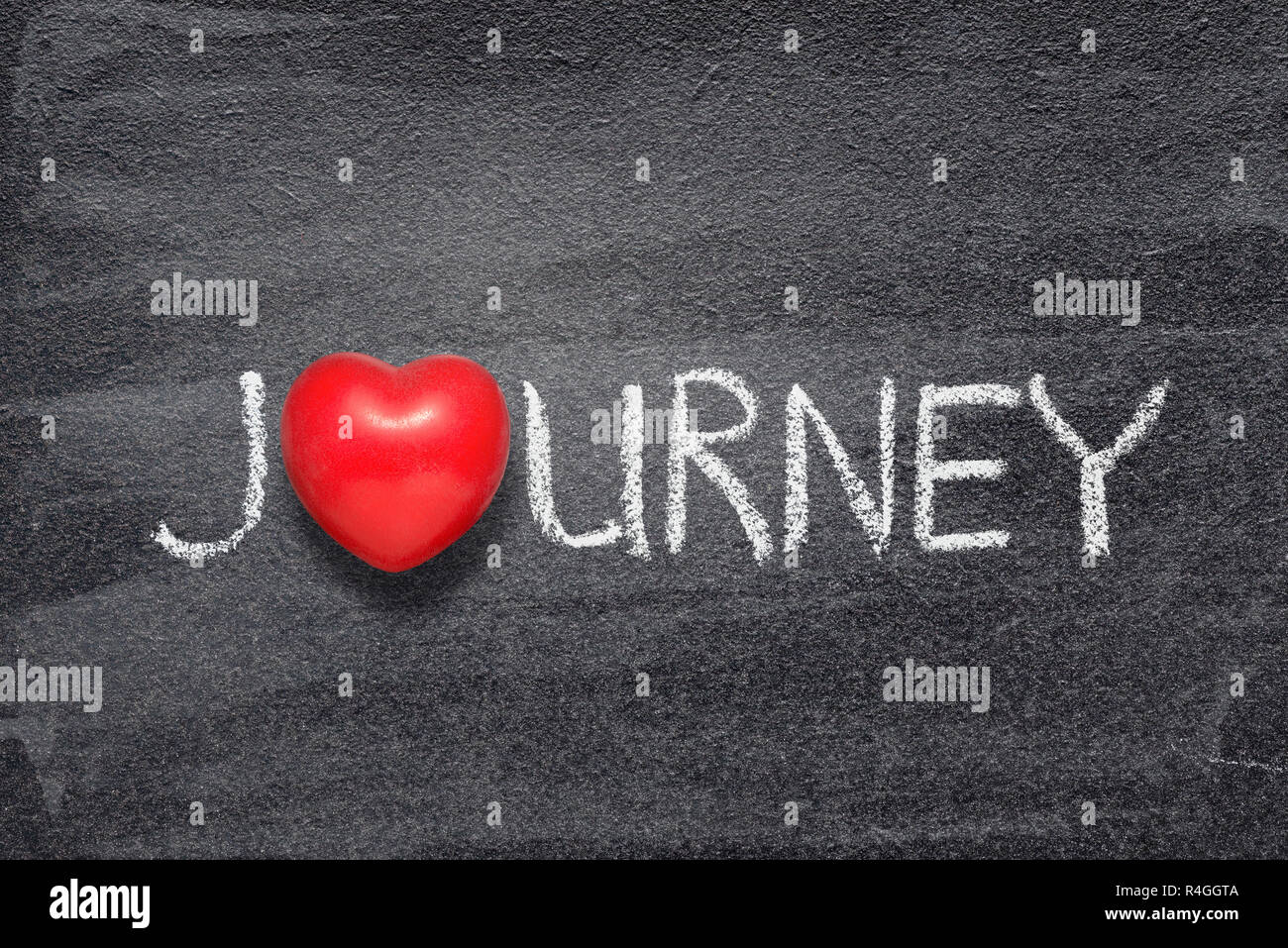 Reise Wort handschriftlich auf Schiefertafel mit roten Herzen Symbol anstelle von O Stockfoto