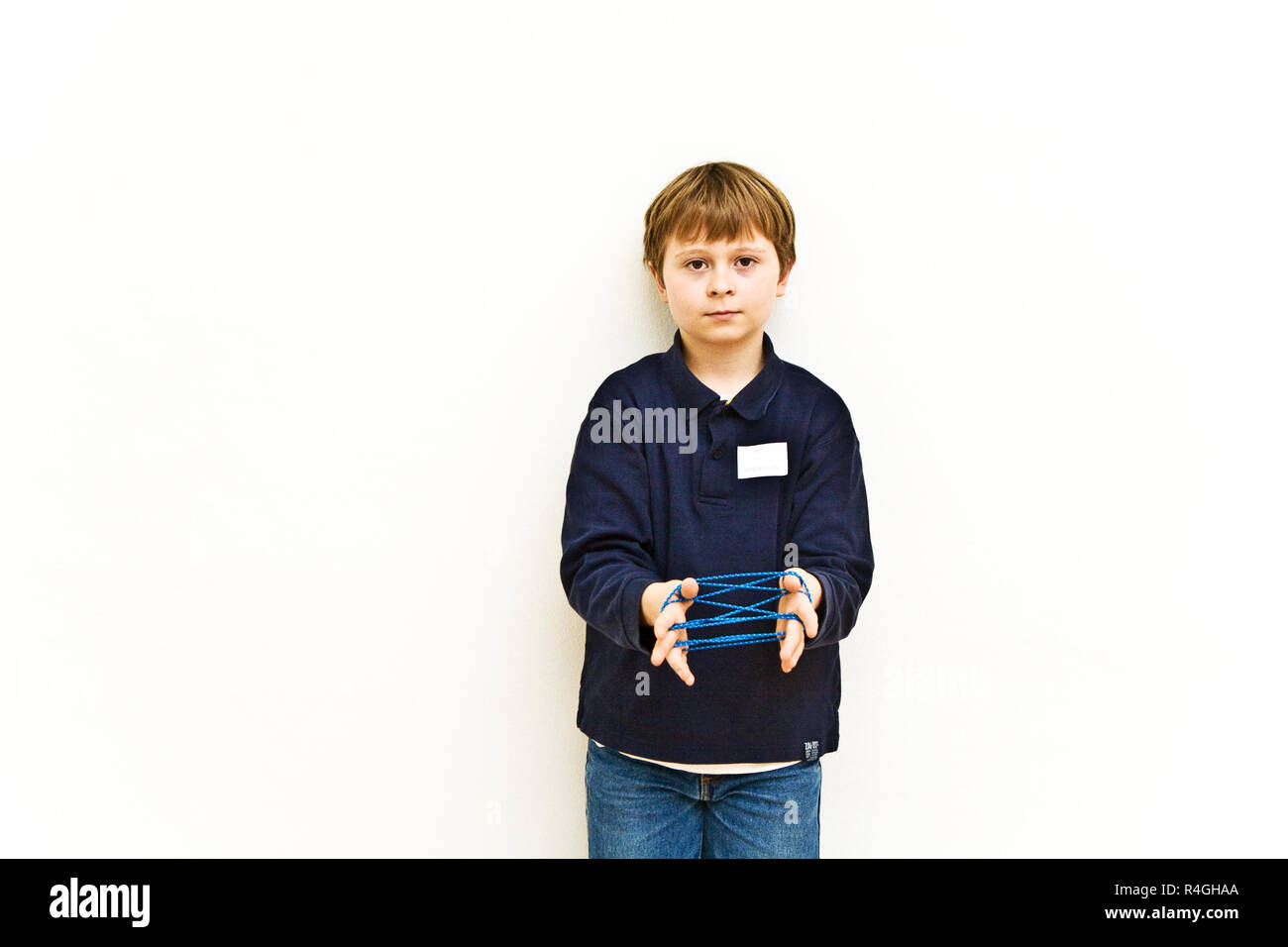 Junge spielt eine handgame mit einer Band in ein Museum für moderne Kunst, er genießt es Stockfoto