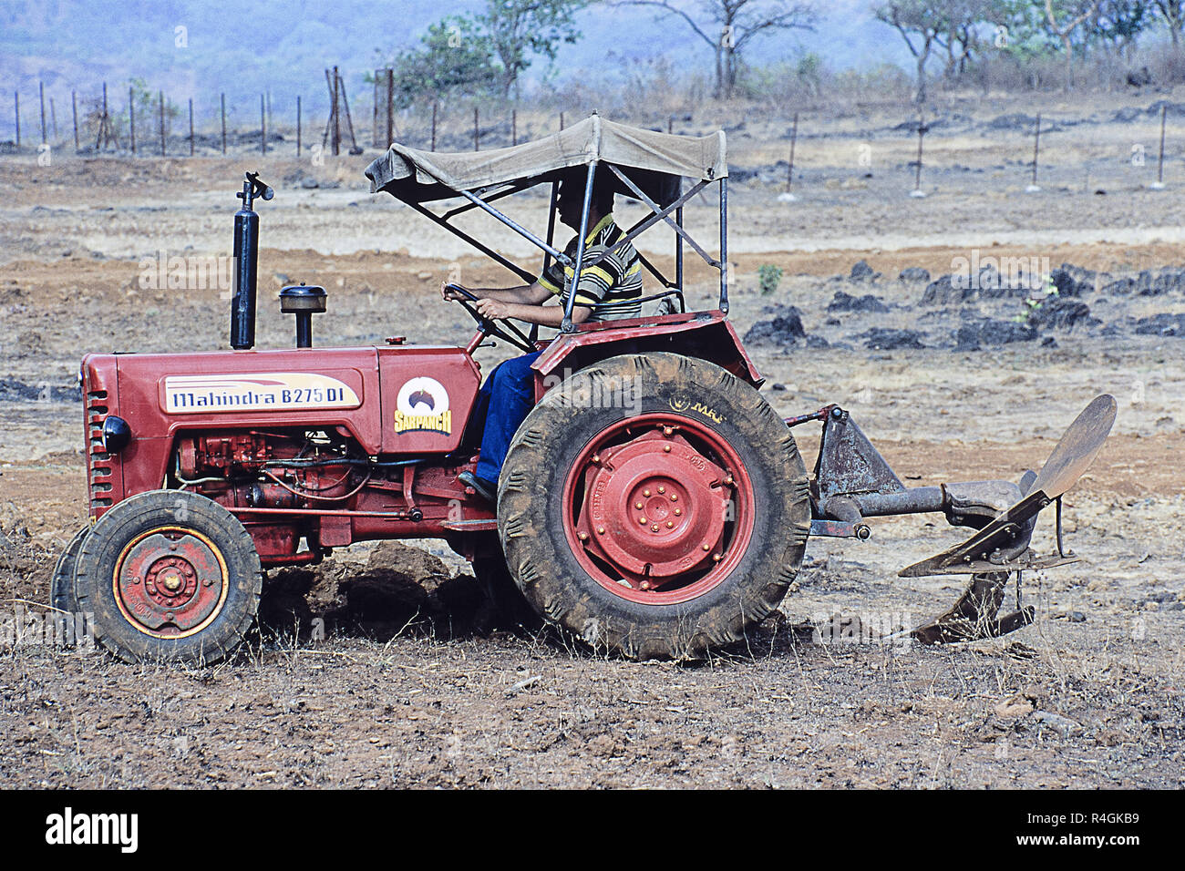 Landwirt pflügt das Feld mit dem Traktor, Bhimashankar, Pune, Maharashtra, Indien, Asien Stockfoto