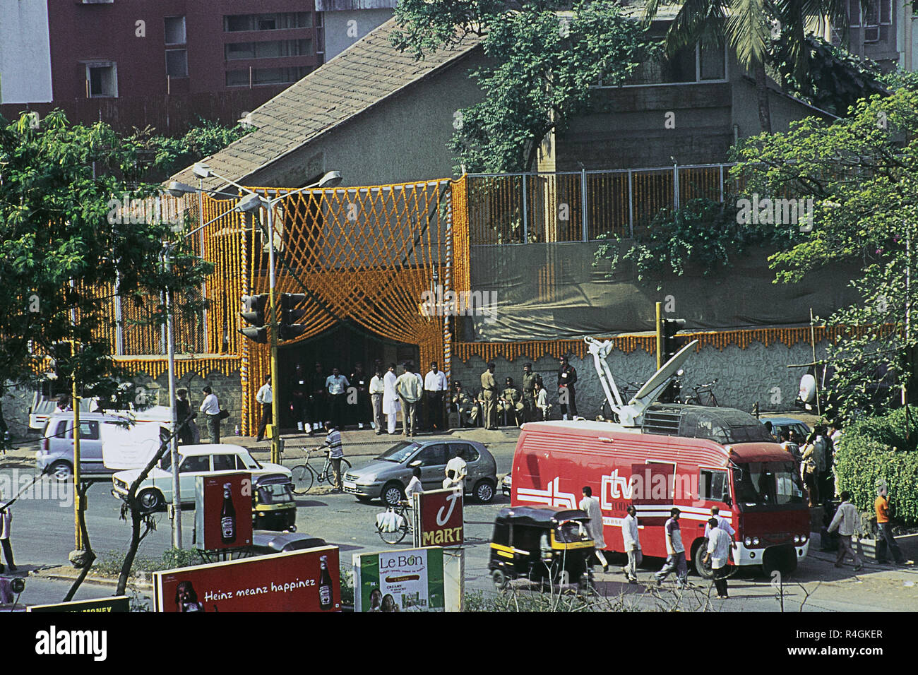 Amitabh Bachchan Übertragungswagen außerhalb des Bunglow, Juhu, Mumbai, Indien, Asien Stockfoto