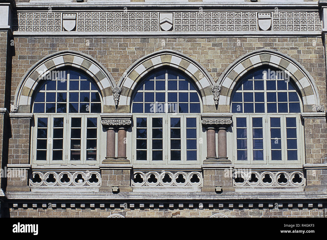 Bögen und Windows von Elphinstone College, Fort, Mumbai, Indien, Asien Stockfoto